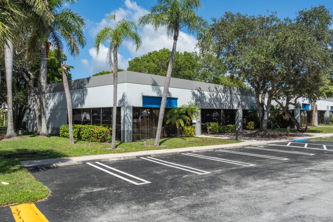 Plus de détails pour 2100 Park Central Blvd N, Pompano Beach, FL - Local d'activités à louer