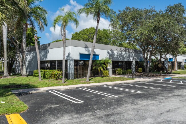 Plus de détails pour 2100 Park Central Blvd N, Pompano Beach, FL - Local d'activités à louer