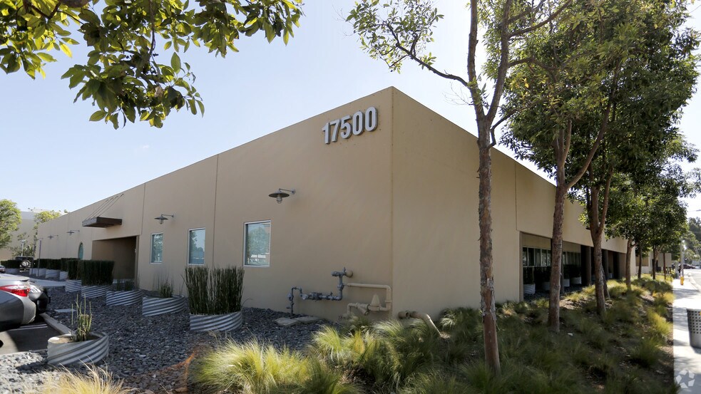 17500 Red Hill Ave, Irvine, CA à louer - Photo de l’immeuble – Image 2 sur 31