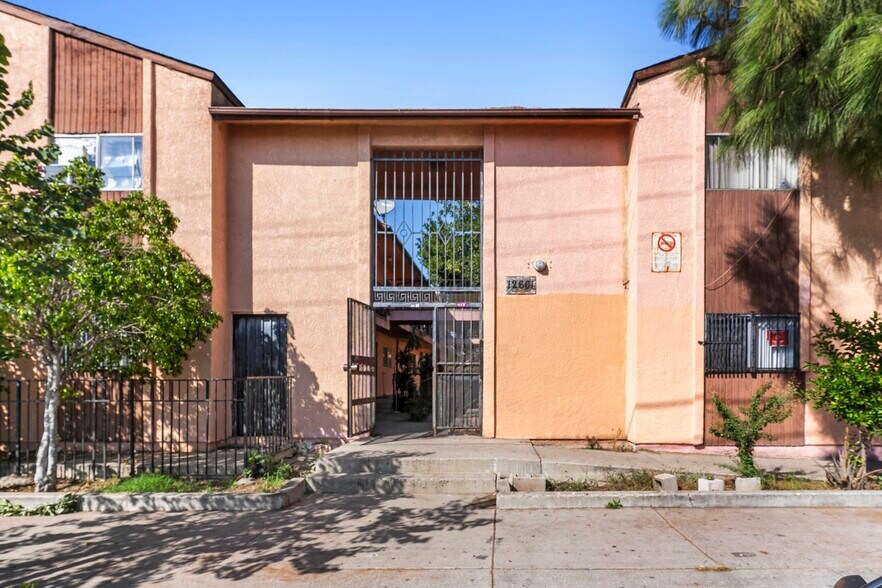 12661 Pierce St, Pacoima, CA à vendre - Photo de l’immeuble – Image 3 sur 15