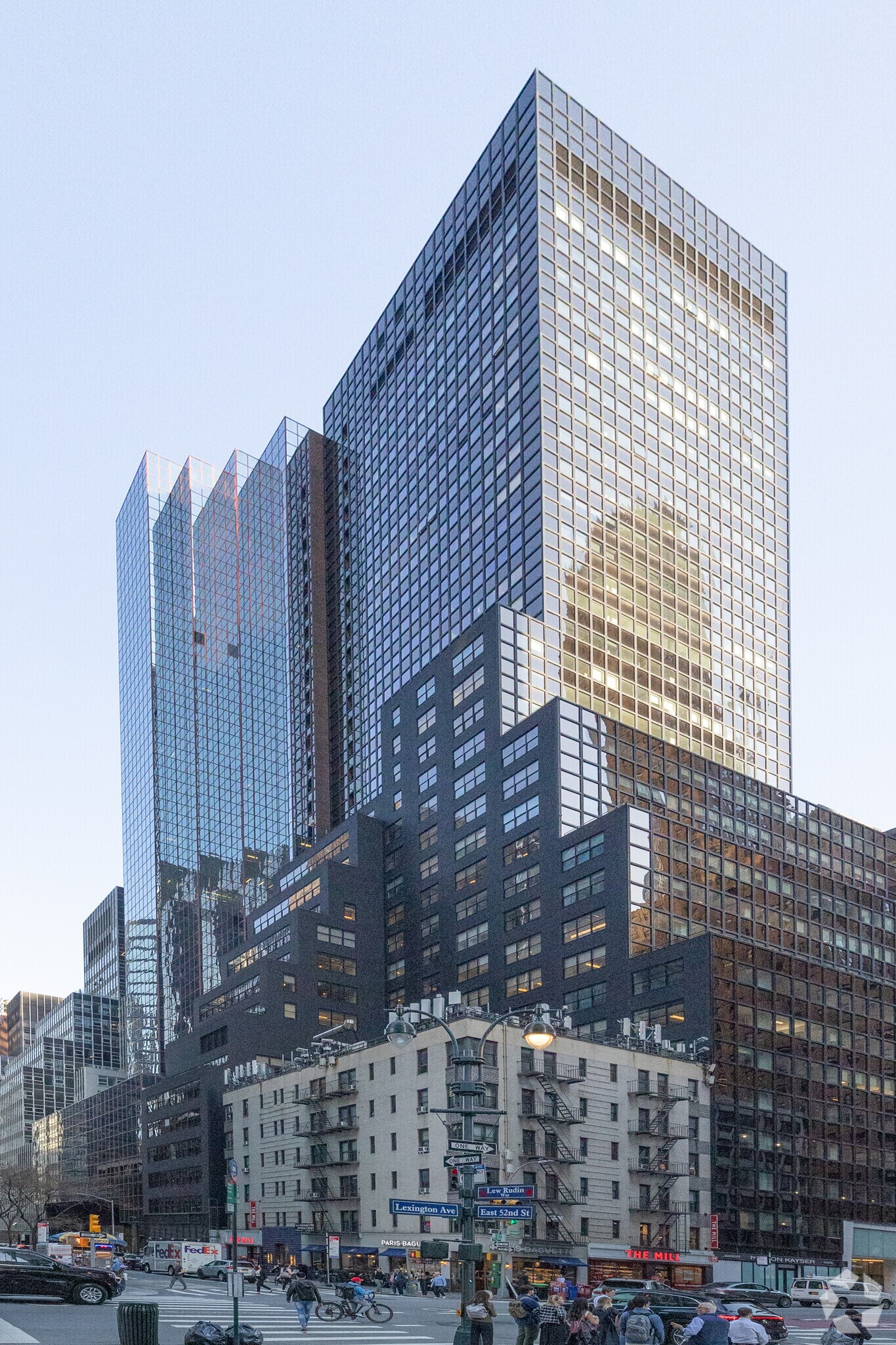 150 E 52nd St, New York, NY à louer Photo de l’immeuble– Image 1 sur 16
