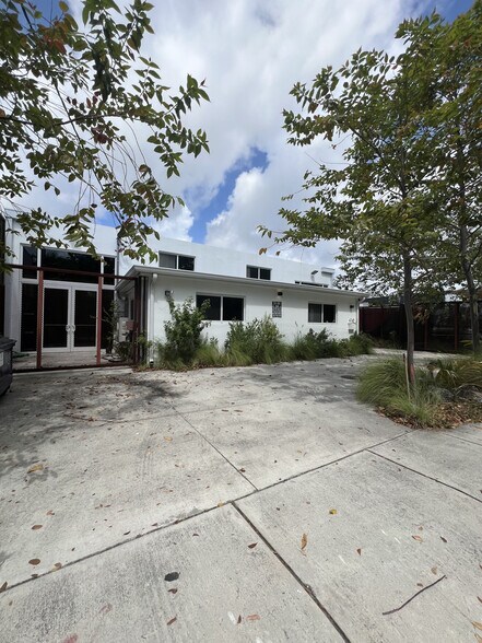 6240 NE 4th Ct, Miami, FL à louer - Photo de l’immeuble – Image 1 sur 8