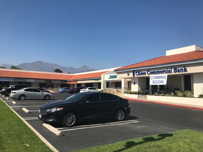 300-324 N Mountain Ave, Upland, CA à vendre - Photo de l’immeuble – Image 1 sur 1