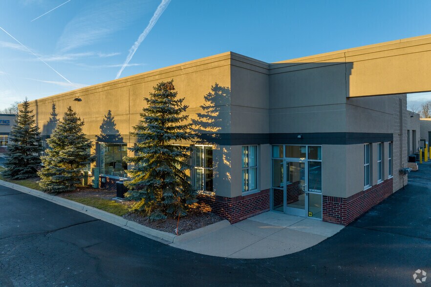 25873-25893 Meadowbrook Rd, Novi, MI à louer - Photo de l’immeuble – Image 2 sur 11