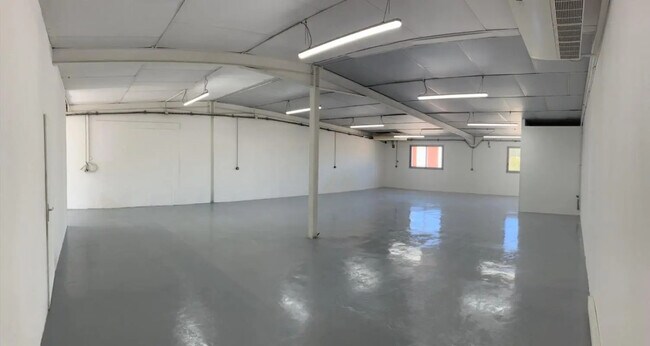 Plus de détails pour Local d'activités à louer