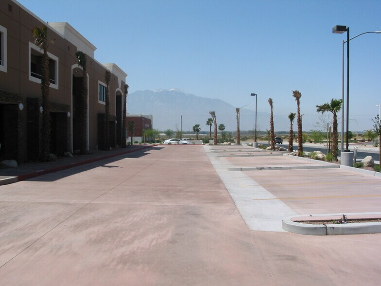 72049 Petland Pl, Thousand Palms, CA à louer - Photo de l’immeuble – Image 2 sur 5