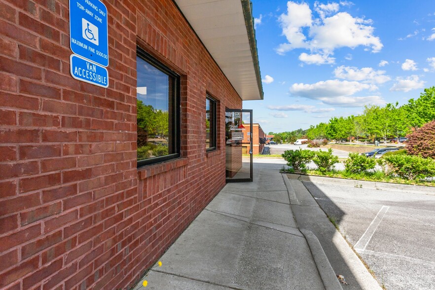 393 Swanson Dr, Lawrenceville, GA à vendre - Photo de l’immeuble – Image 3 sur 13