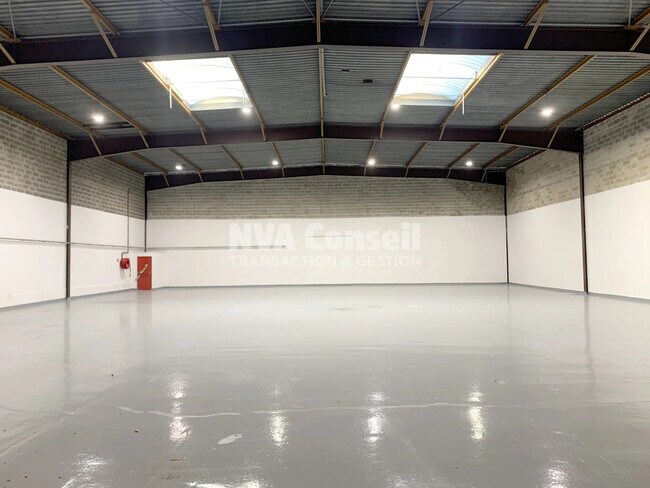 Plus de détails pour Local d'activités à louer