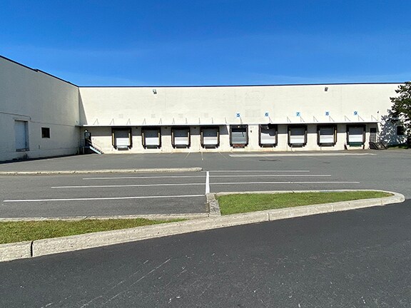 114 Seaview Dr, Secaucus, NJ à louer Photo principale– Image 1 sur 3