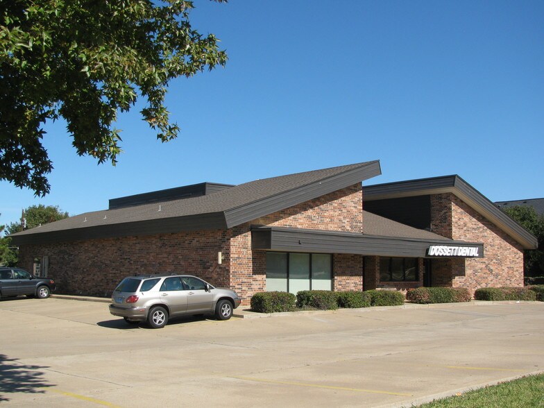 620 W Harwood Rd, Hurst, TX à louer - Photo de l’immeuble – Image 3 sur 4