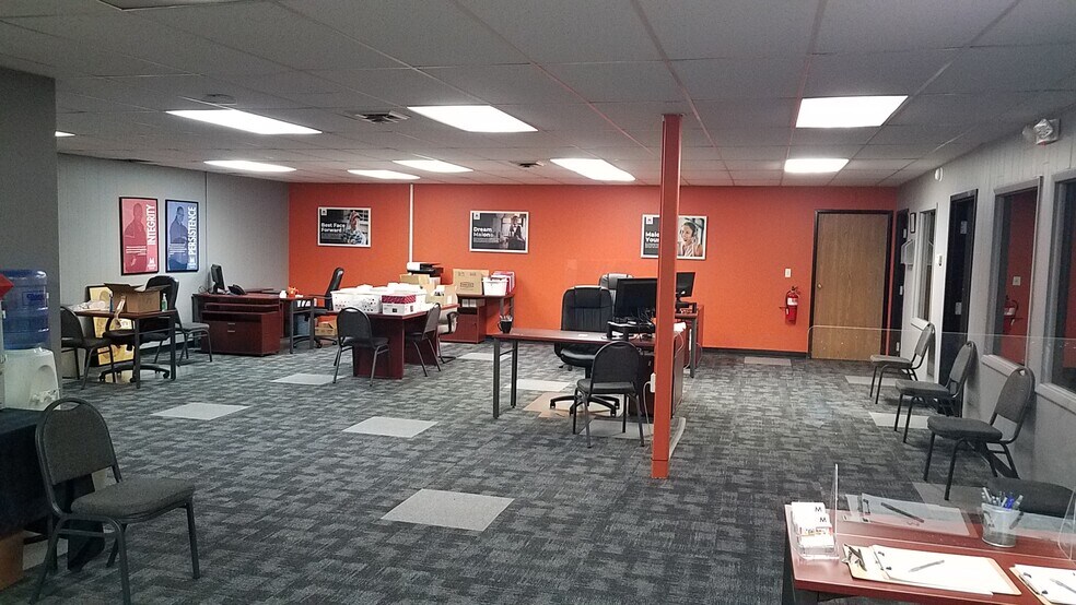 32290 5 Mile Rd, Livonia, MI à louer - Photo intérieure – Image 2 sur 16