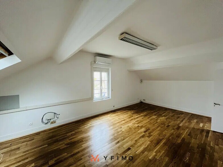 Bureau dans Triel-sur-Seine à louer - Photo de l’immeuble – Image 2 sur 5