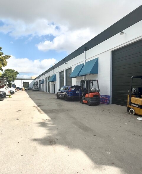 6405-6447 NW 82nd Ave, Miami, FL à louer - Photo de l’immeuble – Image 1 sur 6