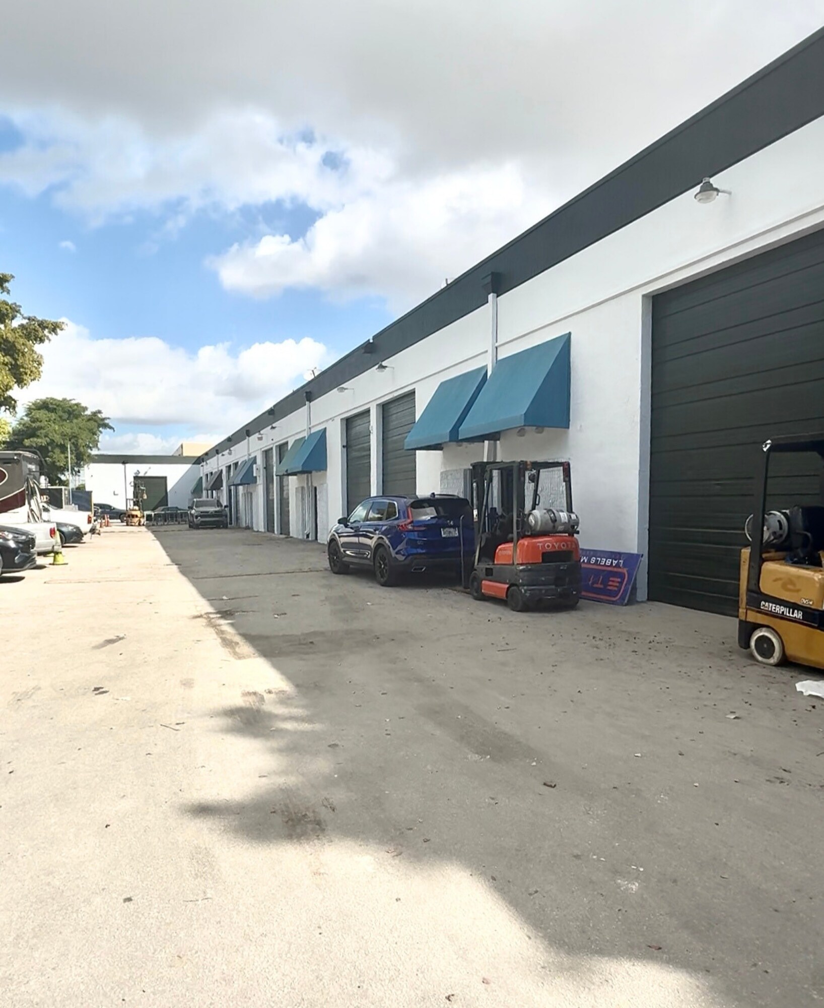 6405-6447 NW 82nd Ave, Miami, FL à louer Photo de l’immeuble– Image 1 sur 7