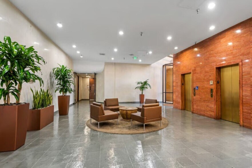 21731 Ventura Blvd, Woodland Hills, CA à louer - Hall d’entrée – Image 3 sur 42