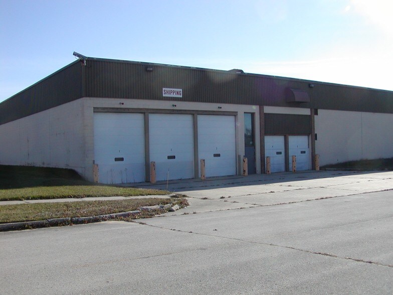 606 Parkway Blvd, Two Rivers, WI à louer - Photo de l’immeuble – Image 2 sur 17