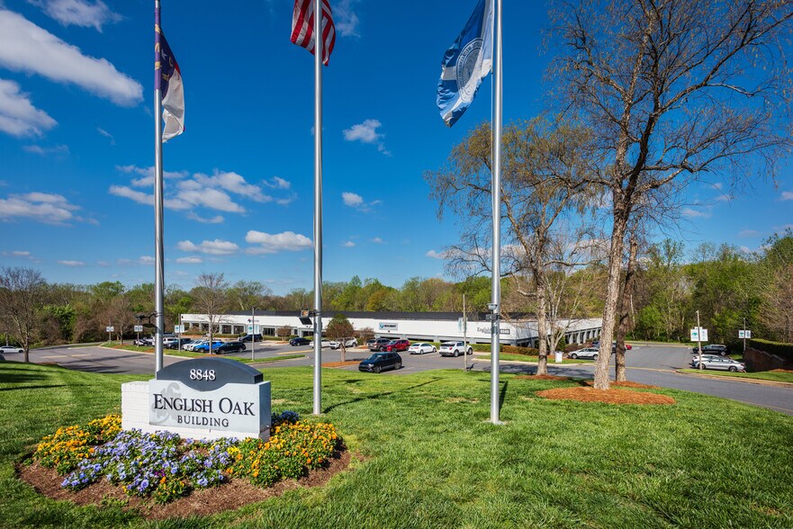 8848 Red Oak Blvd, Charlotte, NC à louer - Photo de l’immeuble – Image 2 sur 5