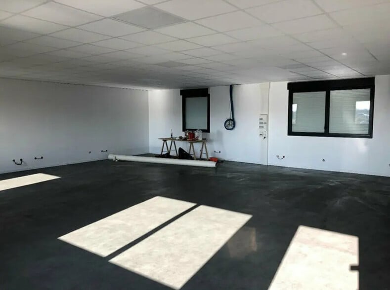 Bureau dans Coquelles à louer - Photo de l’immeuble – Image 2 sur 5