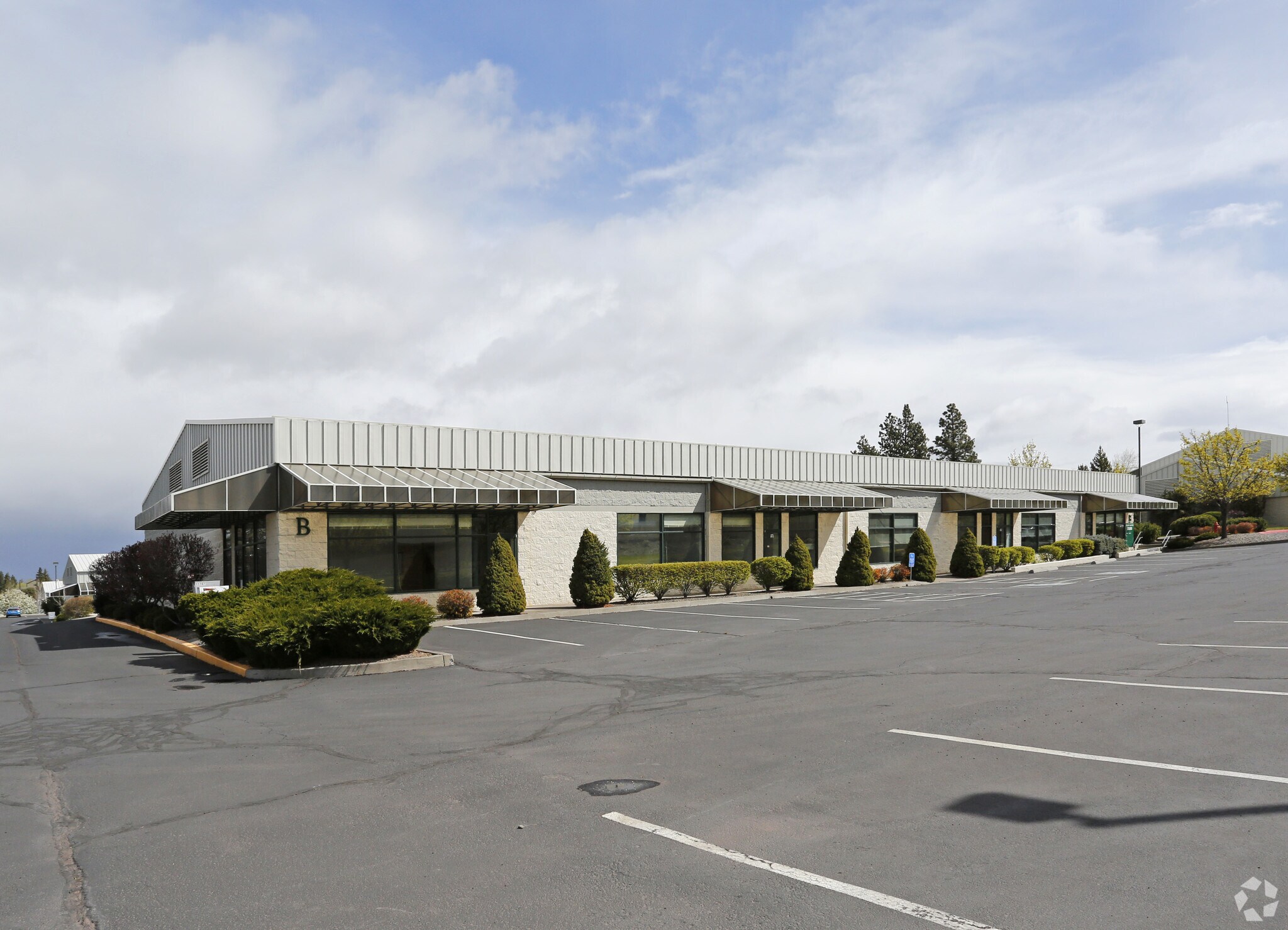 20300 Empire Ave, Bend, OR à louer Photo principale– Image 1 sur 9