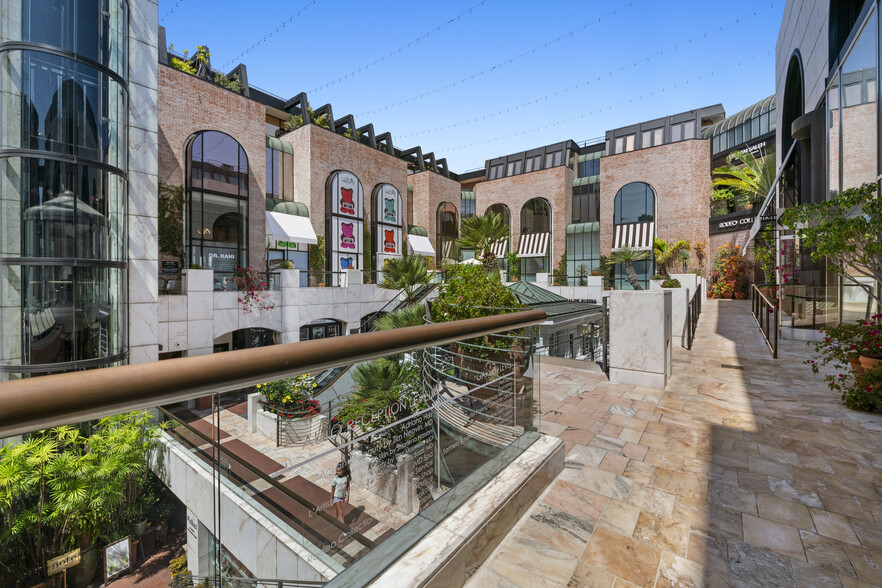 413-445 N Rodeo Dr, Beverly Hills, CA à louer - Photo de l’immeuble – Image 1 sur 7