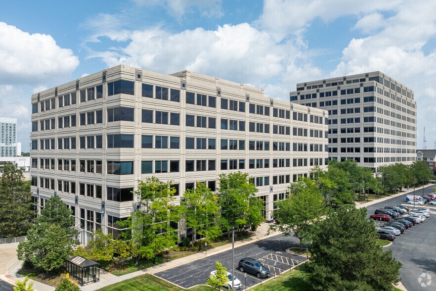 1500 McConnor Pky, Schaumburg, IL à louer - Photo de l’immeuble – Image 2 sur 13