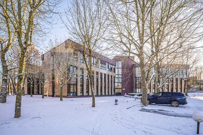 Plus de détails pour 4 Avenue Du Vieil Etang, Montigny-le-Bretonneux - Bureau à louer