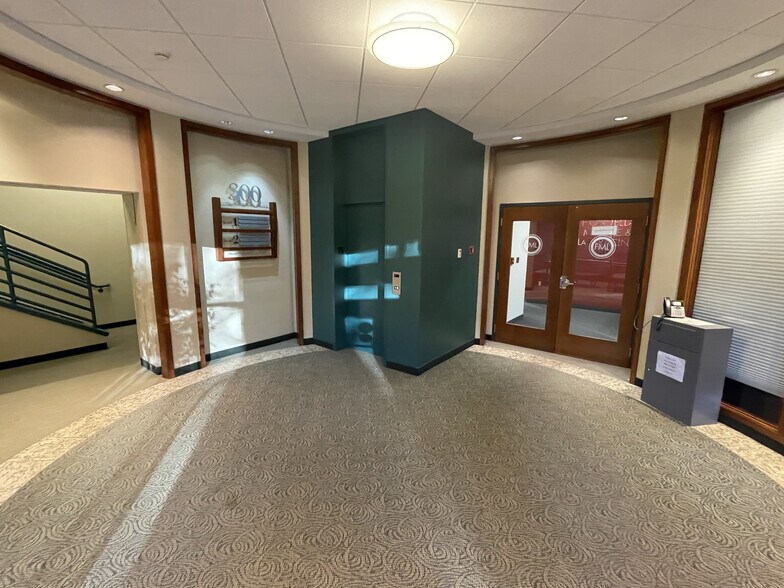 300 Winding Brook Dr, Glastonbury, CT à louer - Hall d’entrée – Image 2 sur 15