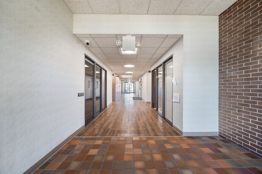 7000 W 111th St, Worth, IL à vendre - Hall d’entrée – Image 2 sur 43