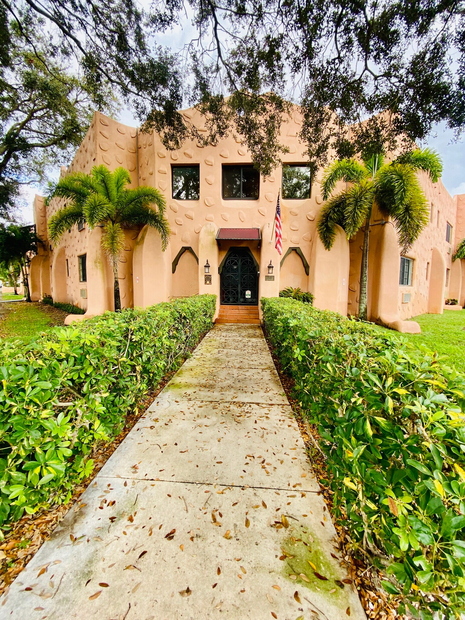 200 Azure Way, Miami Springs, FL à vendre Photo de l’immeuble– Image 1 sur 31