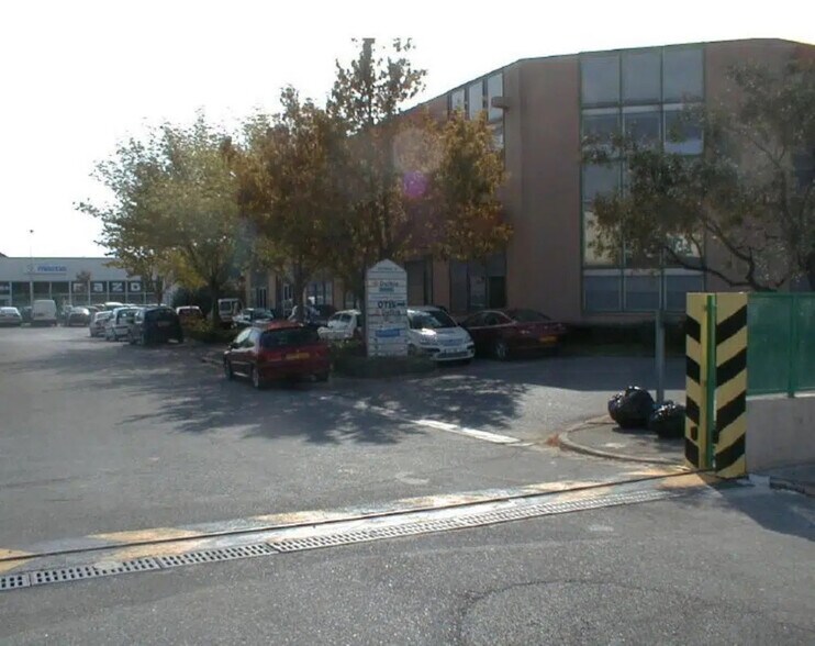 Local d’activités dans Marseille à louer - Photo de l’immeuble – Image 1 sur 9