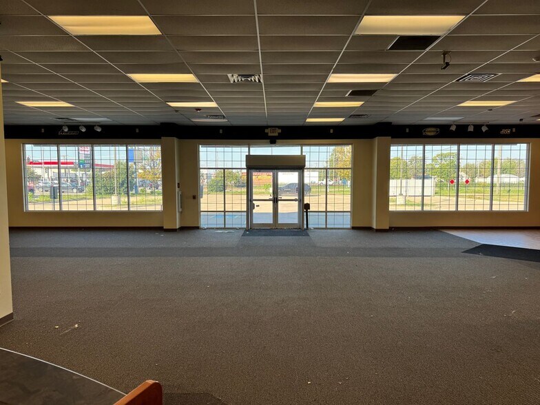 1418 E 4th Ave, Hutchinson, KS à louer - Photo de l’immeuble – Image 2 sur 11