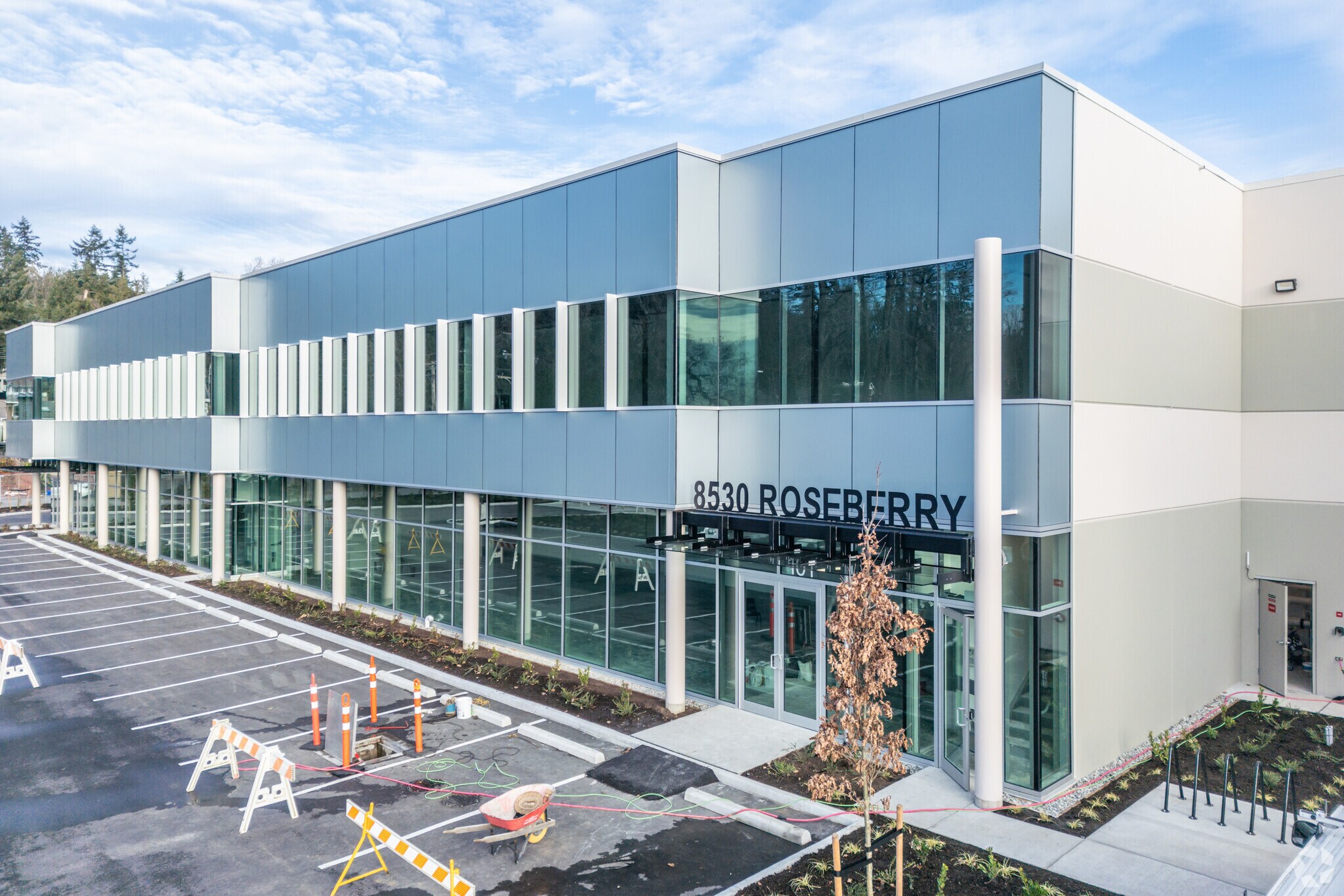 8530 Roseberry Av, Burnaby, BC à louer Photo de l’immeuble– Image 1 sur 6