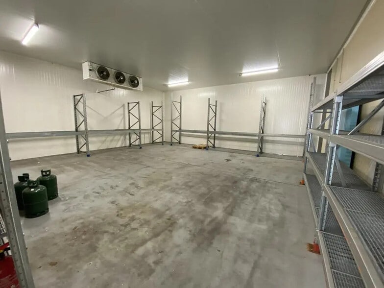 Bureau dans Saint-Maximin à louer - Photo intérieure – Image 2 sur 4