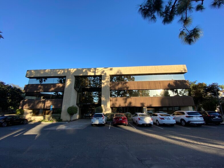 674 County Square Dr, Ventura, CA à vendre - Photo de l’immeuble – Image 2 sur 10