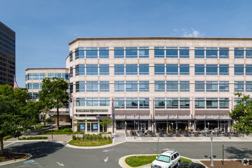 5275 Leesburg Pike, Falls Church, VA à louer - Photo de l’immeuble – Image 3 sur 12