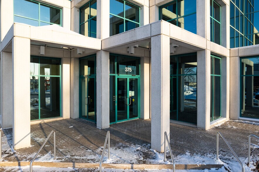375 Boul Roland-Therrien, Longueuil, QC à louer - Photo de l’immeuble – Image 3 sur 10