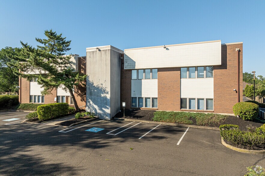 610 Louis Dr, Warminster, PA à louer - Photo de l’immeuble – Image 2 sur 20