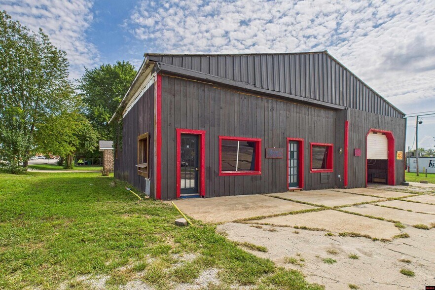 208 N 1st St, Flippin, AR à vendre - Photo principale – Image 1 sur 1