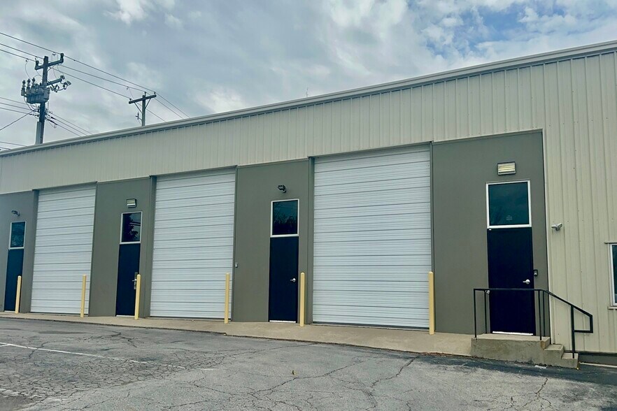 2412 Palumbo Dr, Lexington, KY à louer - Photo de l’immeuble – Image 1 sur 7