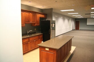 2725 S Moorland Rd, New Berlin, WI à louer Photo de l’immeuble– Image 2 sur 3