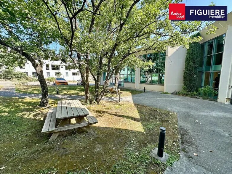 235 Rue Léon Foucault, Aix-en-Provence à louer - Photo de l’immeuble – Image 1 sur 8