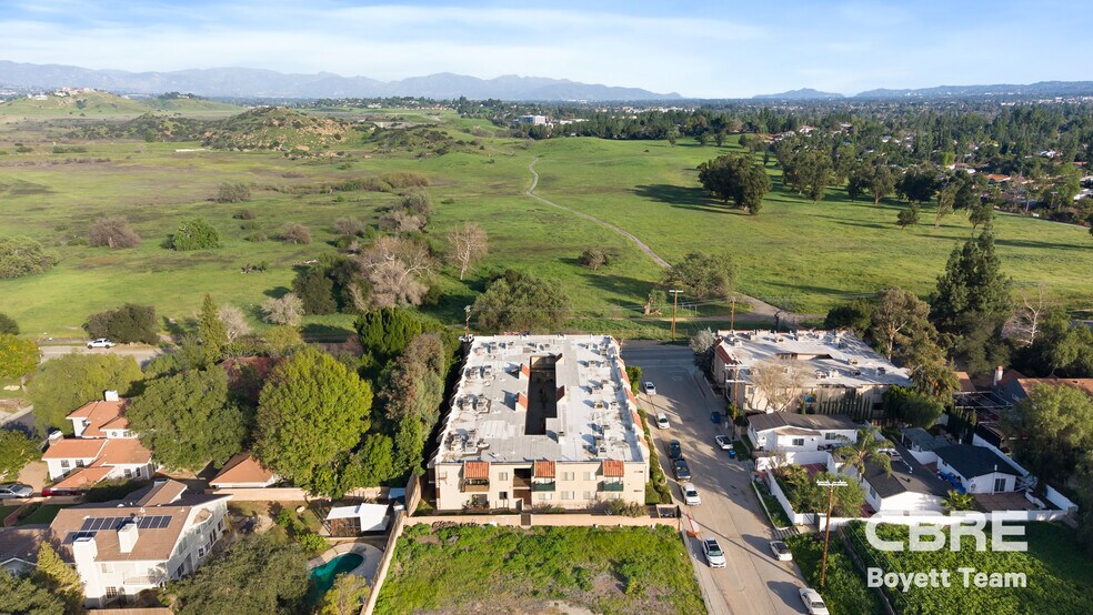 23901 Los Rosas St, West Hills, CA à vendre - Photo de l’immeuble – Image 2 sur 18
