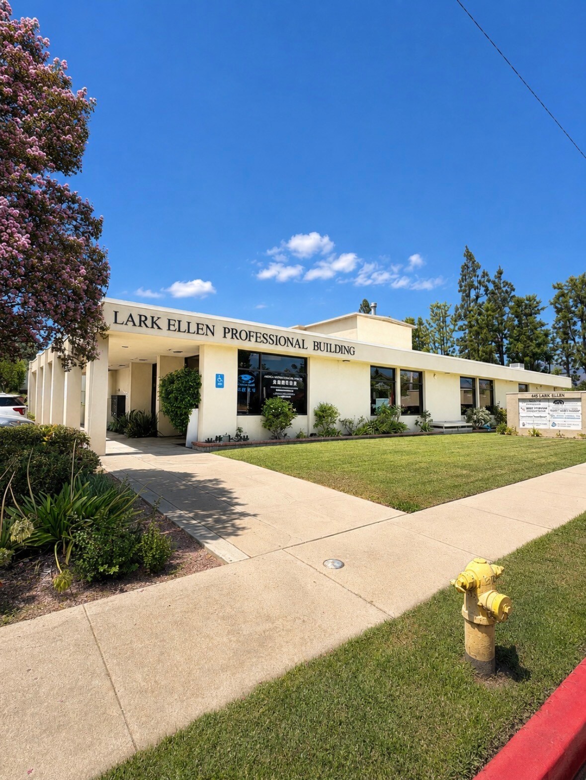 855 N Lark Ellen Ave, West Covina, CA à louer Photo de l’immeuble– Image 1 sur 6