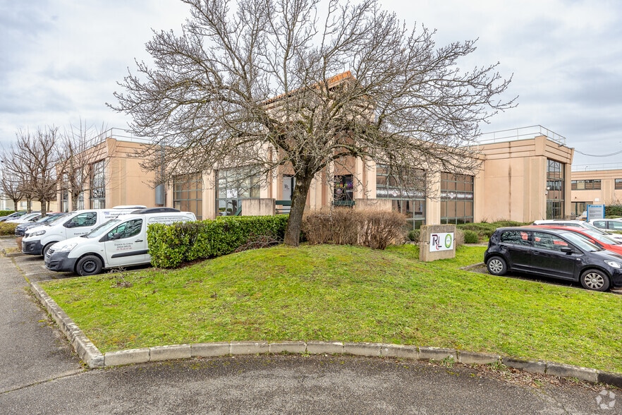 Bureau dans Bron à louer - Photo principale – Image 1 sur 3