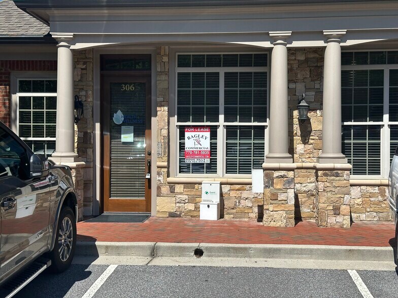 514 W Maple St, Cumming, GA à louer - Photo de l’immeuble – Image 1 sur 36