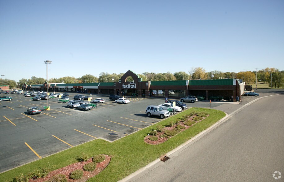 2537-2577 County Road 10 NE, Mounds View, MN à vendre - Photo de l’immeuble – Image 3 sur 11