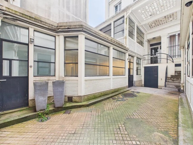 Plus de détails pour Local d’activités à vendre