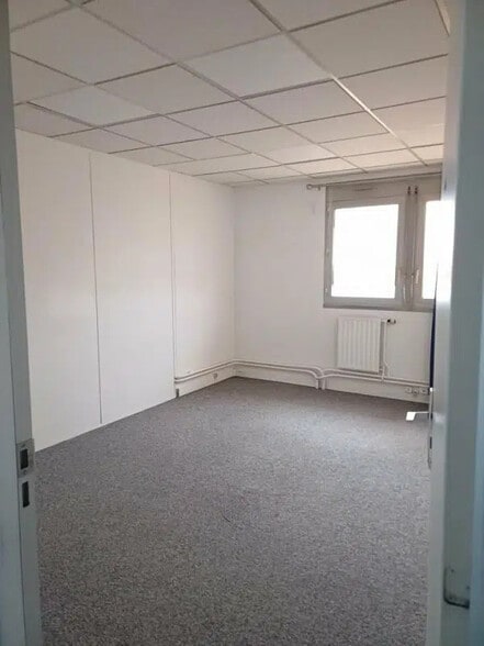 Bureau dans Caen à louer - Photo de l’immeuble – Image 3 sur 7