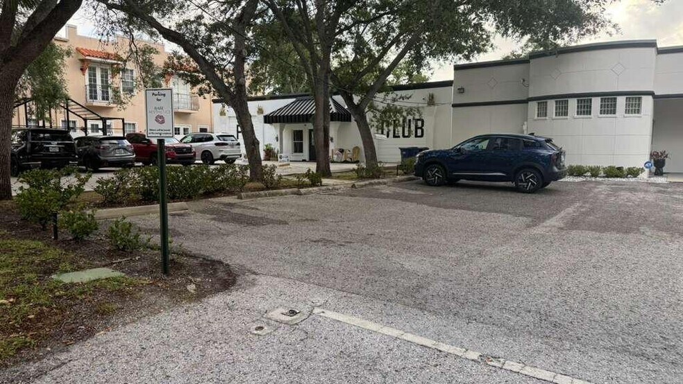 608 S Tampania Ave, Tampa, FL à louer - Photo de l’immeuble – Image 3 sur 37