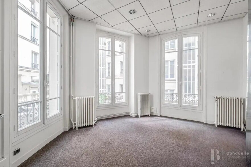 31 Rue Du Rocher, Paris à louer - Photo de l’immeuble – Image 3 sur 15